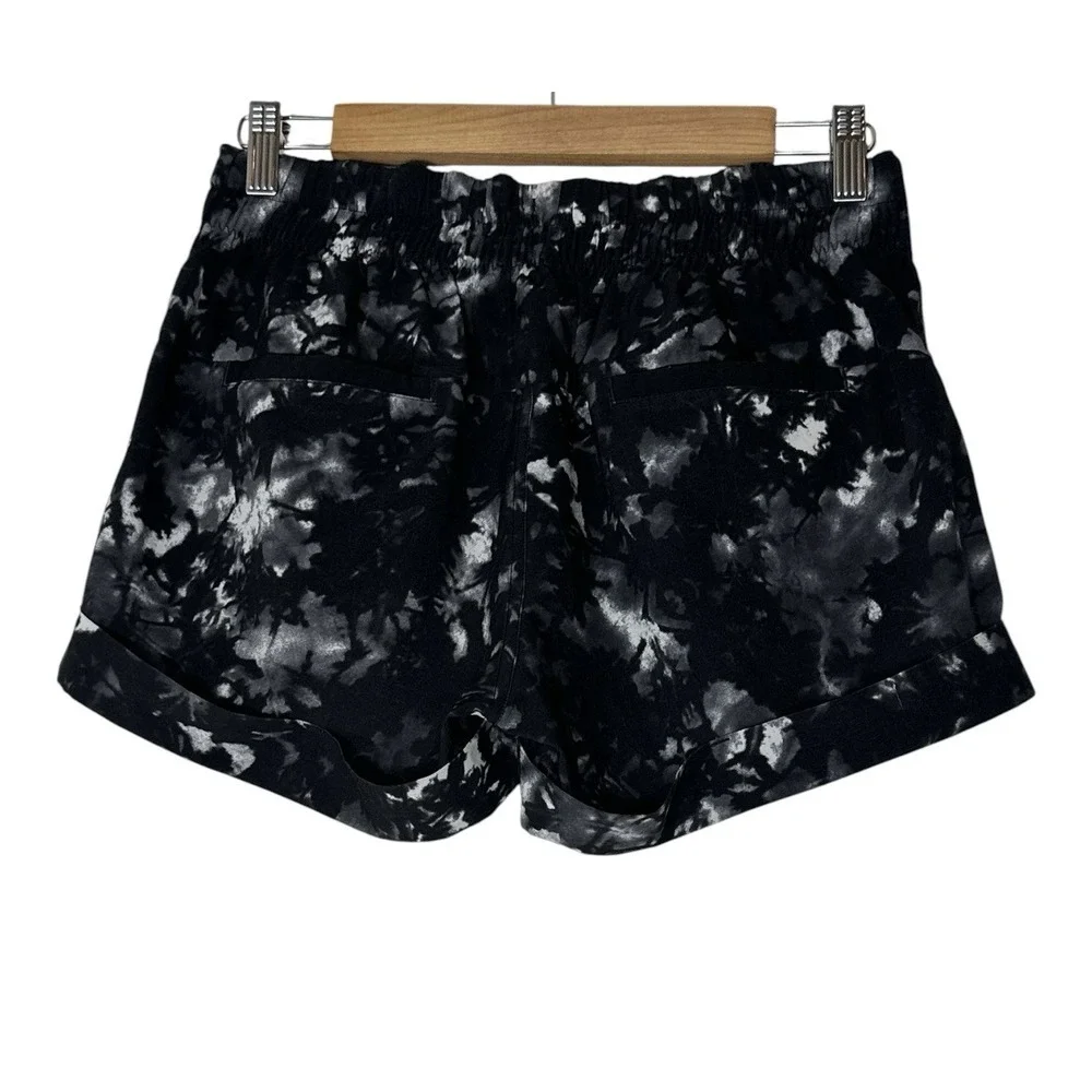 Lululemon Spring Break Away Shorts Size 8 Womens II in Dusk Dye White/Black